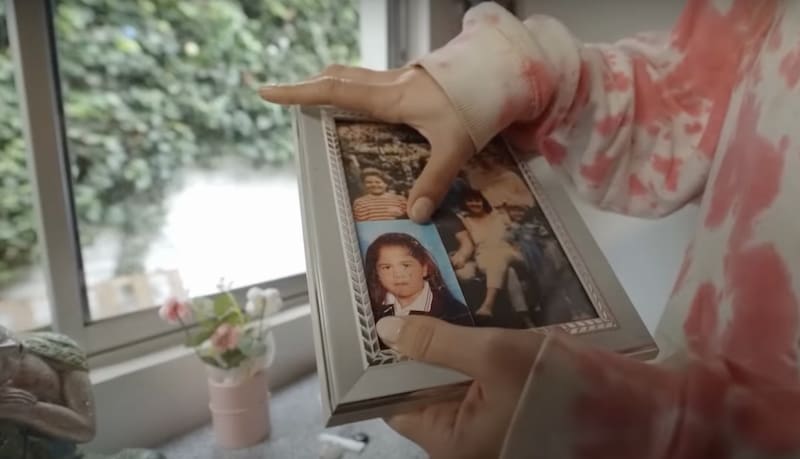 Laura Prieto mostró su recibidor lleno de fotos y recuerdos.