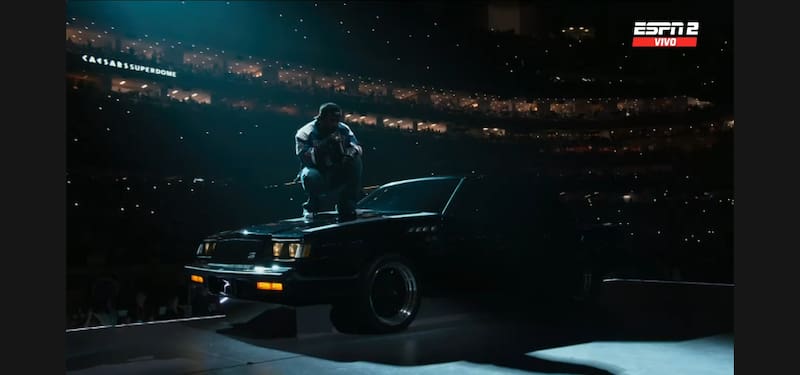 El artista comenzó encima de un vehículo antes de que los bailarines salieran de él.