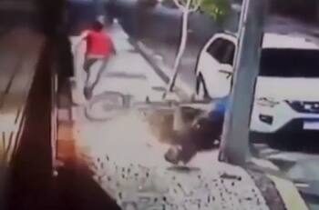 VIDEO | Con patada voladora a lo Bruce Lee: Hombre evitó ser asaltado por motochorros en Paraguay