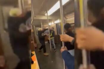 VIDEO | Tiroteo metro de Nueva York: Hombre recibe un disparo en la cabeza con su propia arma tras una pelea