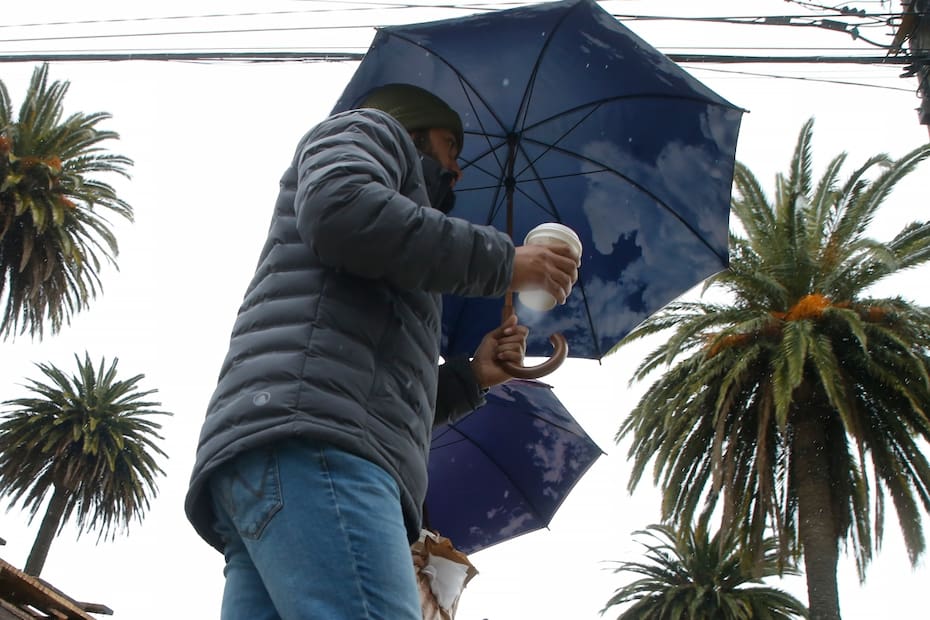 Conoce a qué hora de este domingo inicia la lluvia en Santiago.