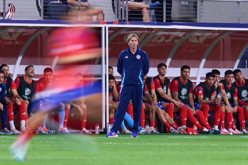 no encontró respuestas desde la banca para derrotar a Perú. (Foto: Aton)