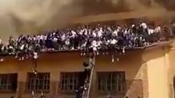 VIDEO | Más de 100 niñas del Congo saltan desde el techo de una escuela que se incendiaba para salvarse