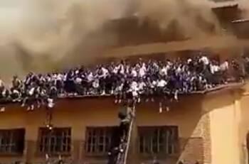 VIDEO | Más de 100 niñas del Congo saltan desde el techo de una escuela que se incendiaba para salvarse