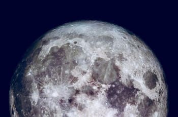 La última Superluna del 2025 se verá este jueves: Profesor José Maza indica la hora exacta para observarla en Chile