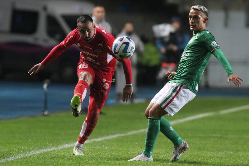 Bernardo Cerezo y Michael Fuentes en un partido entre Ñublense y Audax Italiano. Foto: Aton.