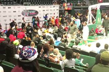 Pupilo de Floyd Mayweather agredió a madre de su hijo en pleno partido de básquet