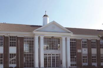 Colegio top de Vitacura está sin clases por huelga: profesores y funcionarios piden mejores condiciones laborales