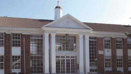 Colegio top de Vitacura está sin clases por huelga: profesores y funcionarios piden mejores condiciones laborales