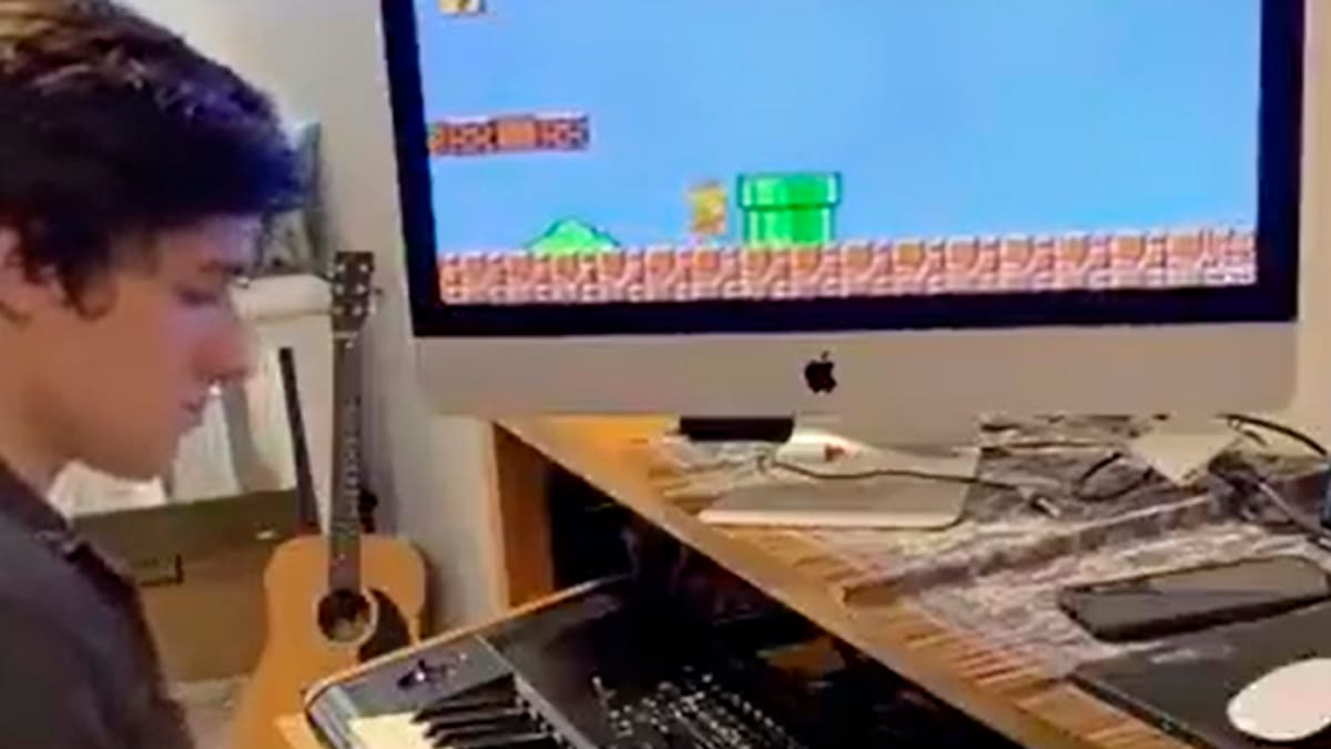 Joven se vuelve viral tras tocar la música de Mario Bros al ritmo del juego