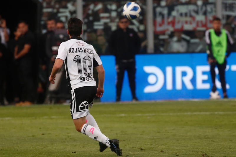 El futbolista Marco Rojas de espaldas anotando su único gol en Colo Colo.