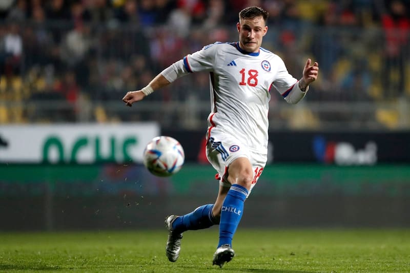 jugando con la Selección Chilena. Foto: Aton