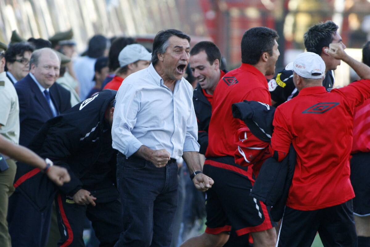 FUTBOL, UNIVERSIDAD CATOLICA VS COLO COLO .
PARTIDO FINAL, PLAY OFF, CAMEONATO CLAUSURA 2009.
HUGO TOCALLI, ENTRENADOR DE COLO COLO FESTEJA EL CUATO GOL
09/12/2009
SANTIAGO, CHILE
CLAUDIO DIAZ/PHOTOSPORT
SOCCER,UNIVERSIDAD CATOLICA VS COLO COLO .
FINAL MATCH, PLAY OFF, CLOSURE CHAMPIONSHIP 2009.
HHHHH, PLAYER OF COLO COLO CELEBRATES WITH THE TROPHY OF CHAMIONSHIP APERTURE 2009.
09/12/2009
SANTIAGO, CHILE
CLAUDIO DIAZ/PHOTOSPORT