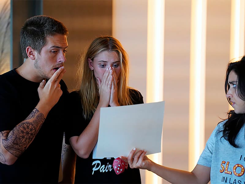 "Una boda y otros desastres" es dirigida por Roger Kumble.