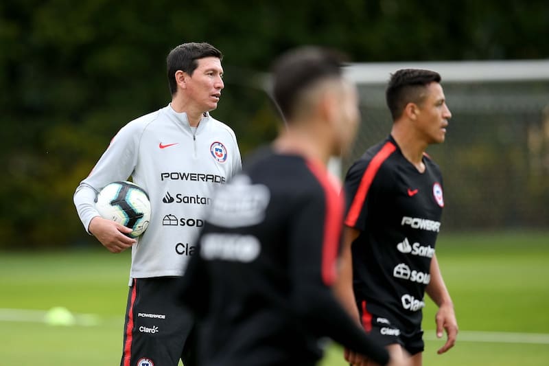 Cristián Leiva con el buzo de La Roja.