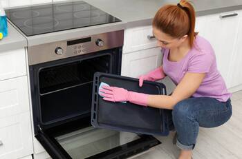 Ni vinagre ni bicarbonato: Este es el truco infalible para eliminar la grasa y dejar impecable la bandeja del horno