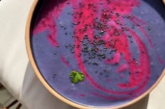 La sorprendente crema de verduras que cambia de color: receta fácil para probar en casa