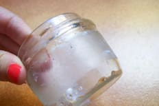 Ni alcohol ni vinagre: Con esta mezcla infalible podrás eliminar el resto de pegamento alojado en tus frascos de vidrio