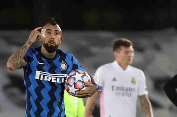 Perdió la paciencia: Antonio Conte criticó fuertemente a Arturo Vidal