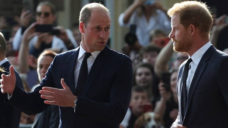 asistieron a ceremonia en memoria de su madre, la princesa de Gales.