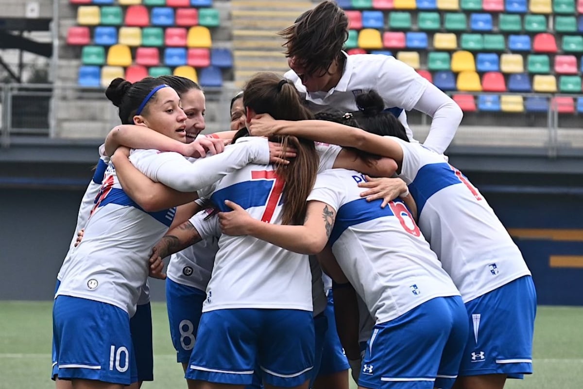 Las jugadoras de Universidad Católica Femenina celebran un gol ante la Universidad de Chile.