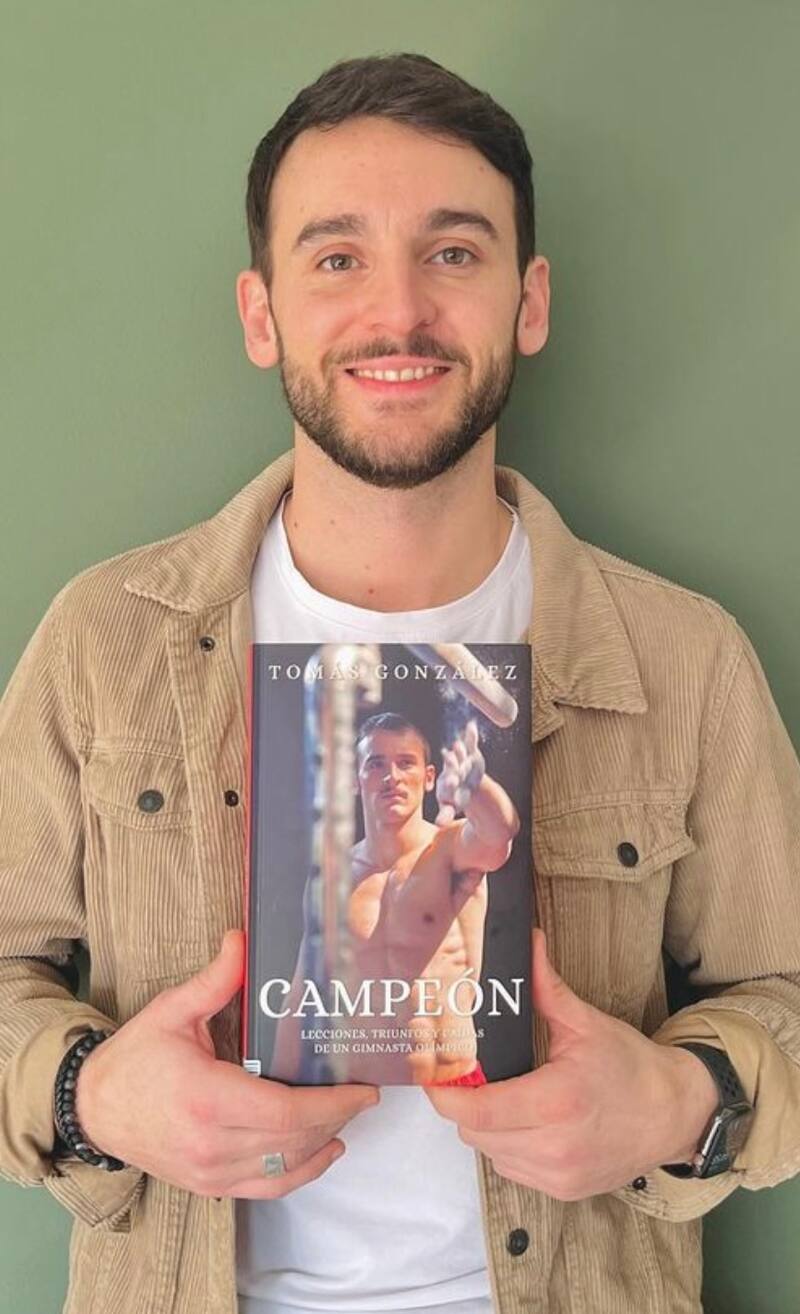 Tomás González junto a su libro "Campeón". Foto: Instagram.