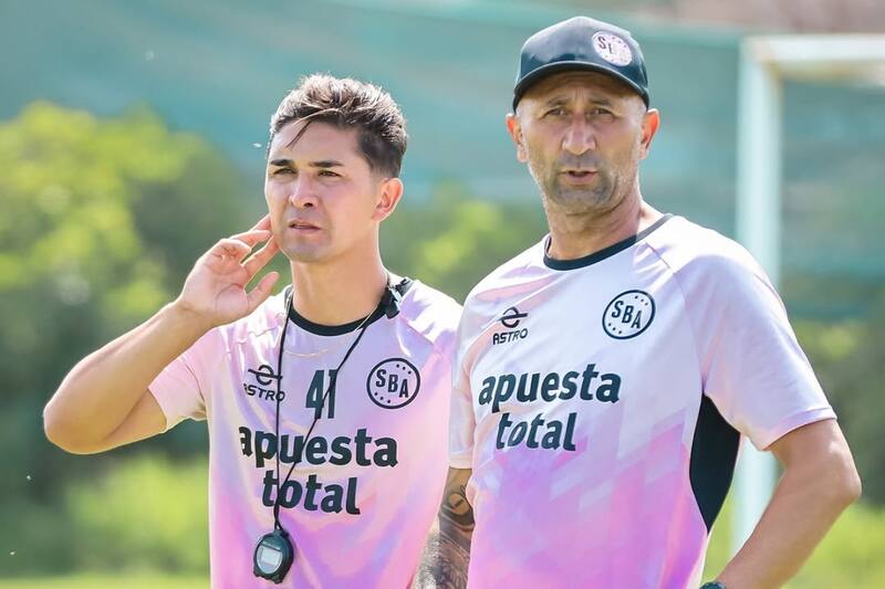 El ex DT de la UC está junto a Felipe Gutiérrez en Perú. Foto: @feligutierrezleiva