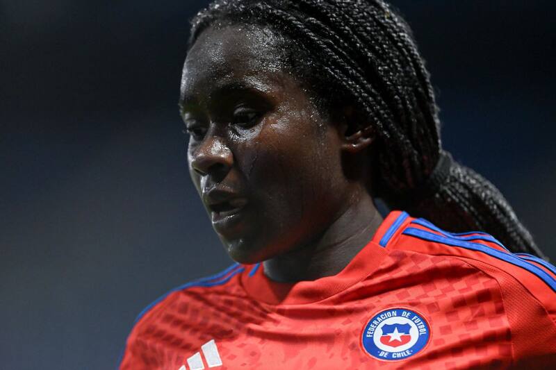 Mary Valencia sufrió dos penales no cobrados en el partido Chile vs. Argentina. No hay VAR en el torneo.