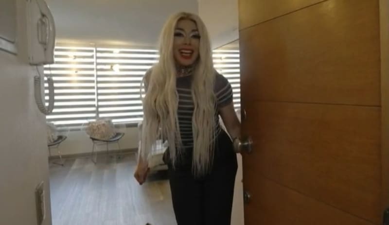 es el transformista que encarna a Nicole Gaultier Créditos: Pantallazo CHV