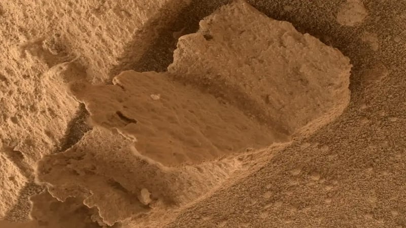 Piedra hallada por un robot de la NASA en Marte.