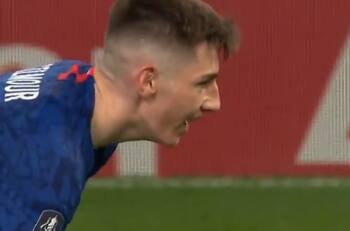 ¡Sin respeto! El caño que le metió juvenil del Chelsea a Fabinho del Liverpool