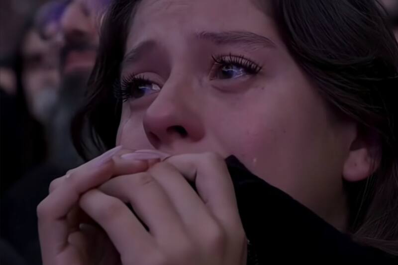 Fan del Príncipe de las Tinieblas escuchando la emotiva canción por última vez.