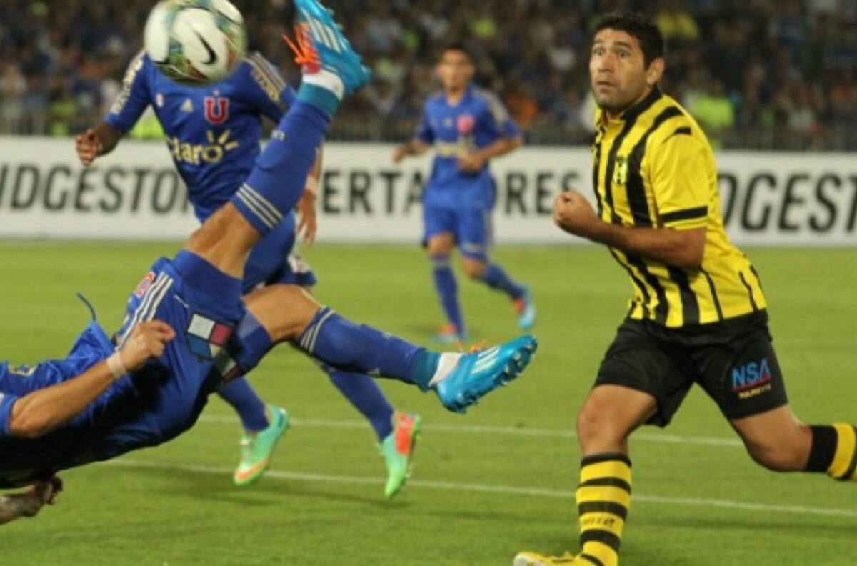 Ex delantero de la U entregó cajas con mercadería a los más necesitados