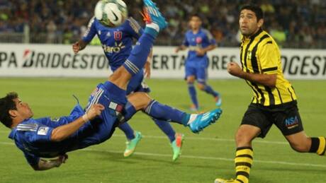 Ex delantero de la U entregó cajas con mercadería a los más necesitados