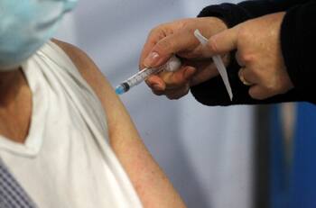 Personas con vacuna CanSino tendrán que recibir dos dosis de refuerzo para viajar fuera de Chile