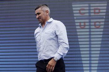 Un rival conocido: Alberto Acosta calentó los motores del partido entre la U y San Lorenzo