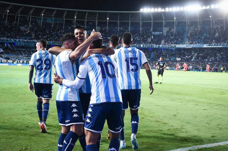 Futbolistas de Racing celebrando un gol en el Cilindro de Avellaneda.