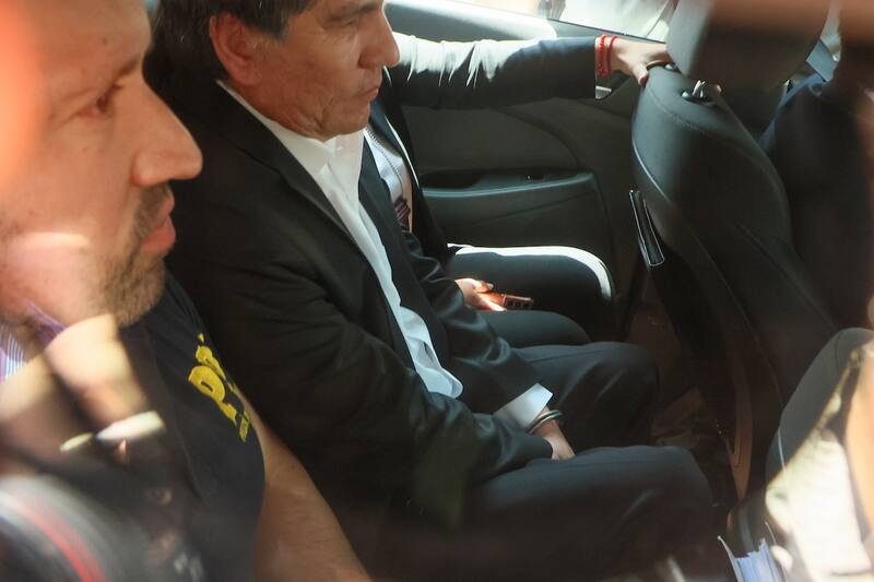 Personal PDI traslada al exsubsecretario Manuel Monsalve a brigada de delitos sexuales.