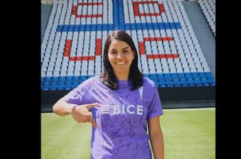 VIDEO | Ya posa en el Claro Arena: así presentó la UC a Natalia Campos