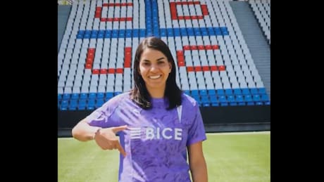 VIDEO | Ya posa en el Claro Arena: así presentó la UC a Natalia Campos