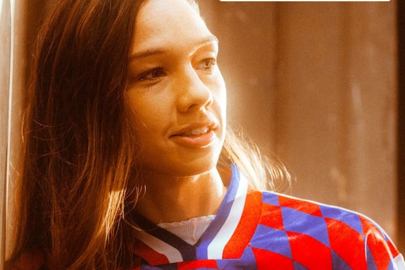 La mejor futbolista chilena de la historia se lució en la colección de tenidas clásicas del OL. Foto: @OLfeminin