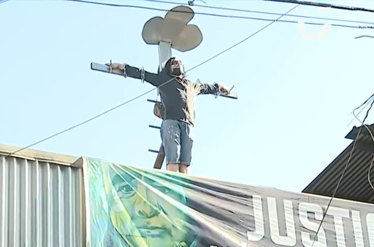 Hombre se "crucificó" en el techo de su casa: denunció engaño a su papá para quitarle la propiedad