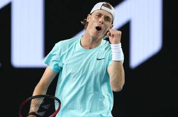 Partidazo en el Australian Open: Shapovalov se impuso a Sinner en casi 4 horas de juego