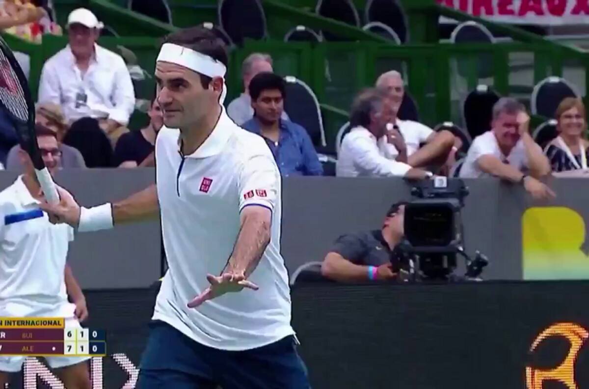¡Genio!: Federer posa para una foto en pleno partido
