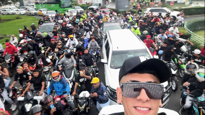 miles de personas lo recibieron en las calles