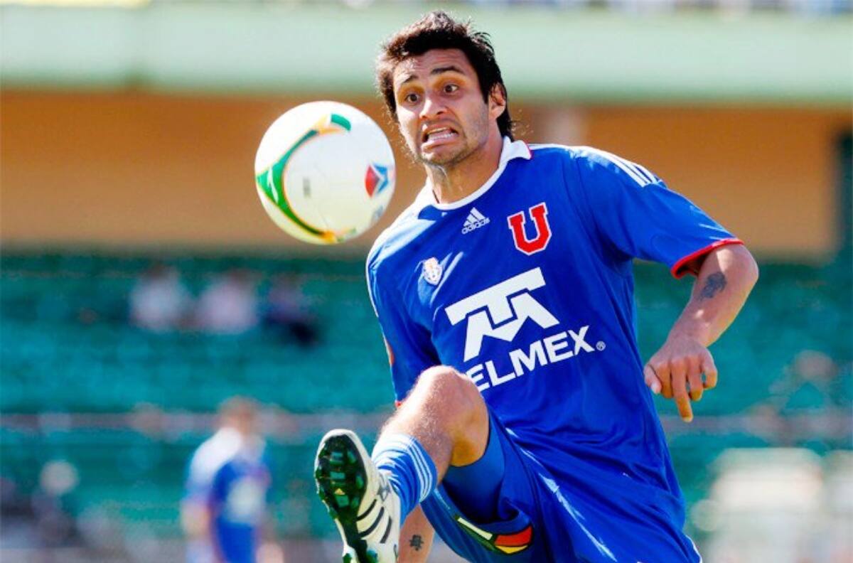 Carlos Bueno: "Me hubiese gustado seguir más tiempo en la U, me habría ido bien"