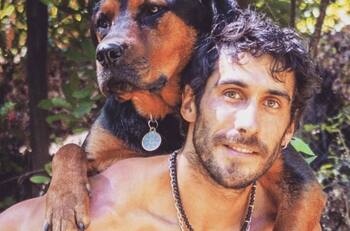 Pedro Astorga compartió tierna postal con su perro Newen y realizó coqueto comentario: "Nos falta solo la señora"