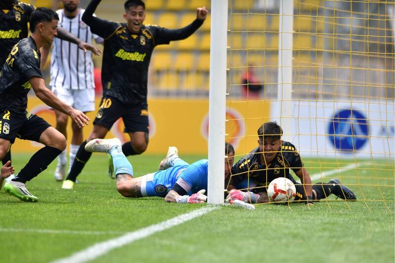 El Clásico se definió con un gol que no debió ser sancionado. Foto: Agencia Aton.