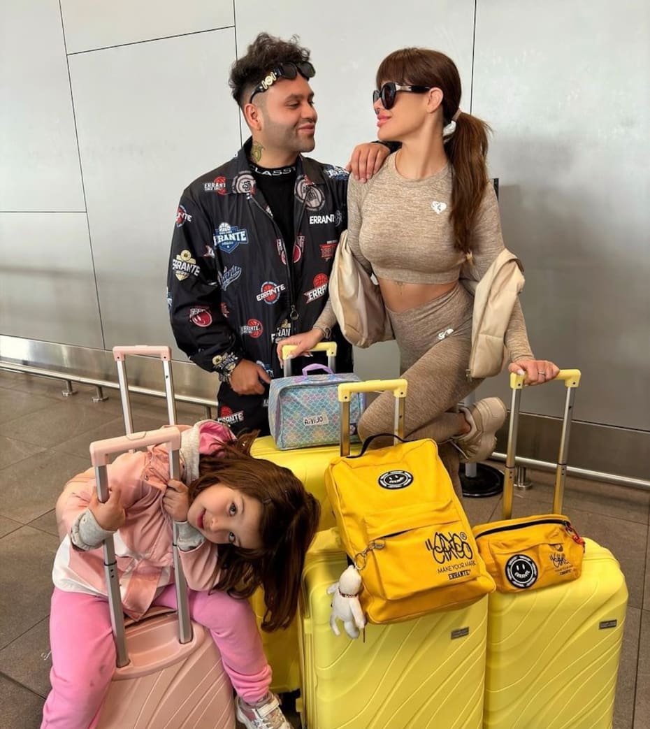 Gala Caldirola llegando a España junto a Luz Elif y Suro Solar. Foto: Instagram.