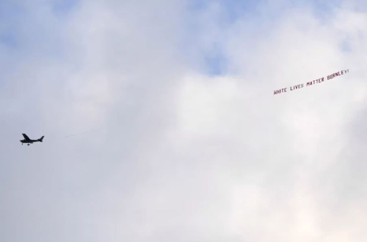 Avioneta sobrevoló estadio del City con desafortunado mensaje: "White lives matter"